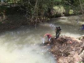 Kodim Tebar Benih Ikan di Sungai Sumberjo