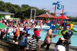 Libur Panjang: Karangmojo Water Park Diserbu Anak-Anak