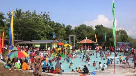 Hanya Dengan Lima Ribu, Mandi dan Main Sepuasnya Di Karangmojo Water Park