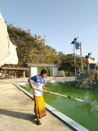 Mahasiswa KKN UNY Bersihkan Kawasan Wisata Air Karangmojo Water Park