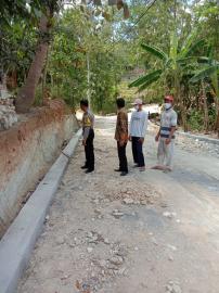 KEGIATAN PAMONG DAN BABINKAMTIBMAS KALURAHAN KARANGMOJO DALAM SAMBANG WARGA