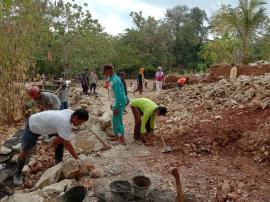 Kerjabakti melanjutkan pembangunan talud  jalan protokol di padukuhan Bulu, kalurahan Karangmojo