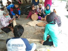 KEGIATAN PENGEMBANGAN PRODUK ANYAMAN BAMBU DI KALURAHAN KARANGMOJO