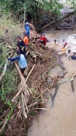 KEGIATAN KERJABAKTI PEMBERSIHAN RUMPUN BAMBU PADA ALIRAN SUNGAI DI PADUKUHAN KARANGMOJO 2