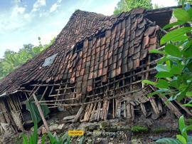 ATAP DAPUR RUMAH SURATUN AMBRUK KARENA CURAH HUJAN YANG TINGGI DI KALURAHAN KARANGMOJO