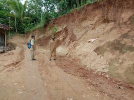 LURAH KARANGMOJO MENINJAU LOKASI TANAH LONGSOR DI PADUKUHAN GENTUNGAN