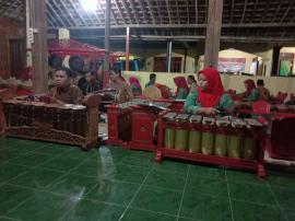 GAUNG GAMELAN DALAM ACARA PERINGATAN HARI JADI GUNUNGKIDUL DI KALURAHAN KARANGMOJO